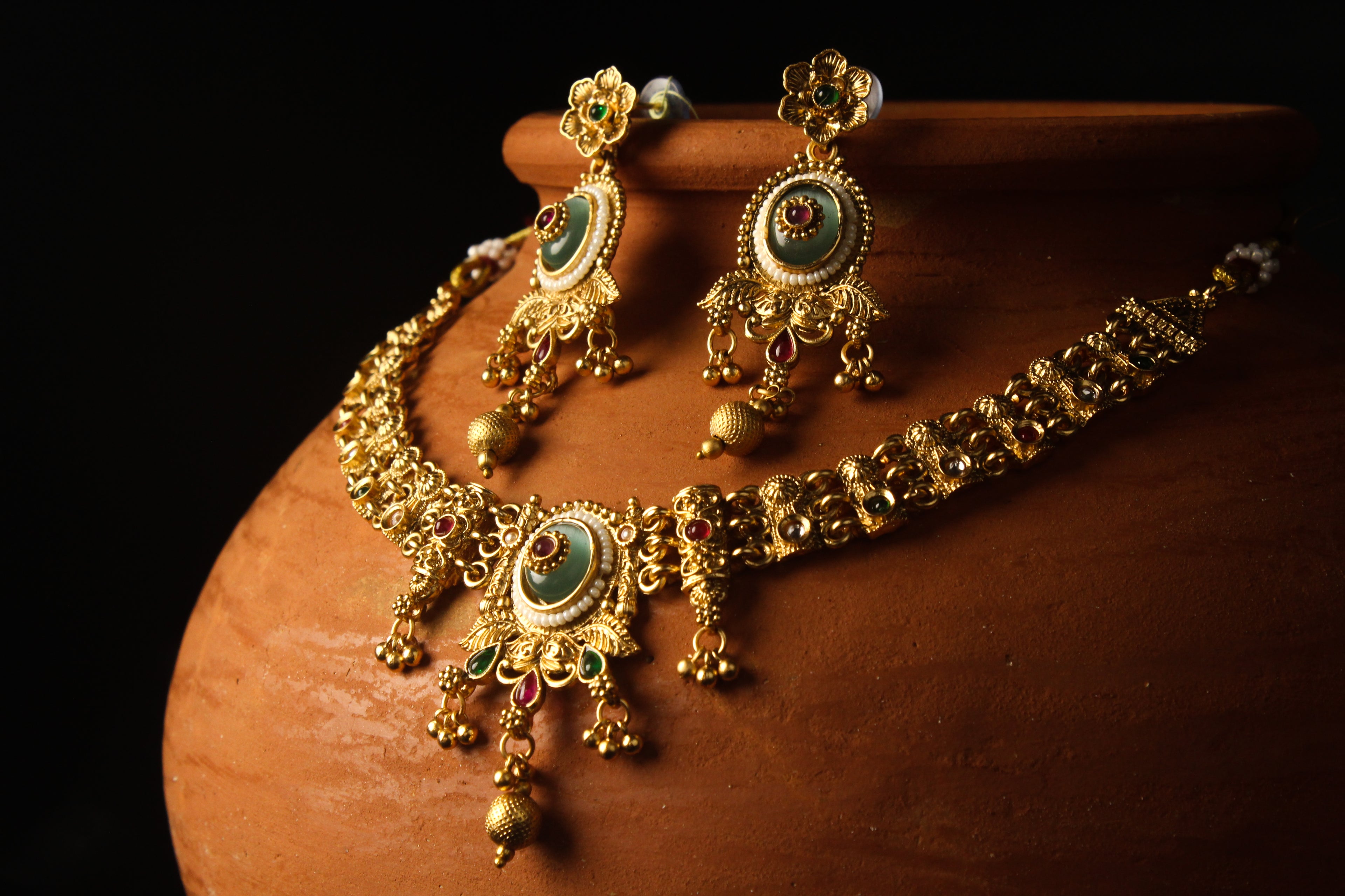 BEAUTIFUL HERITAGE CHOKER SET