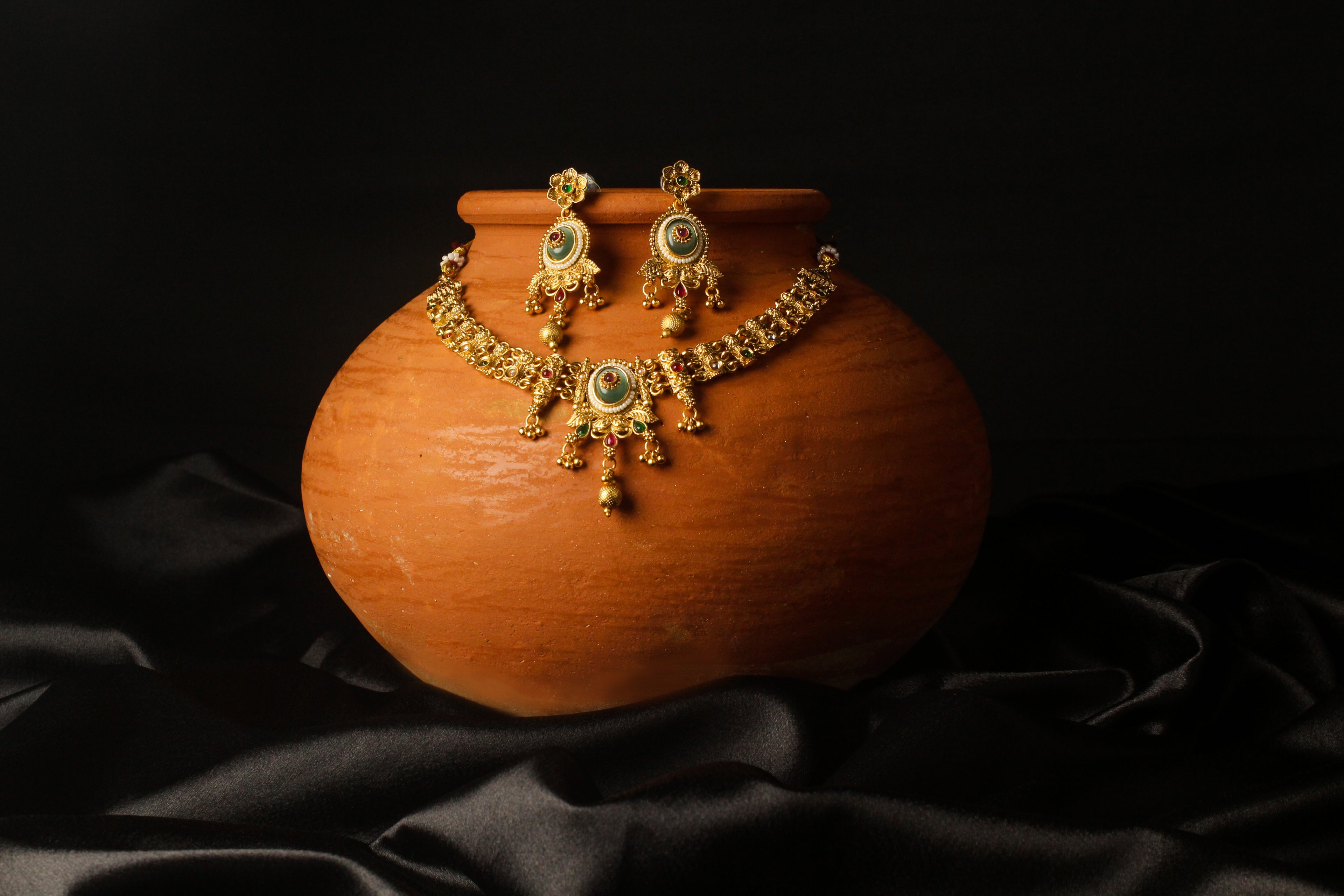 BEAUTIFUL HERITAGE CHOKER SET