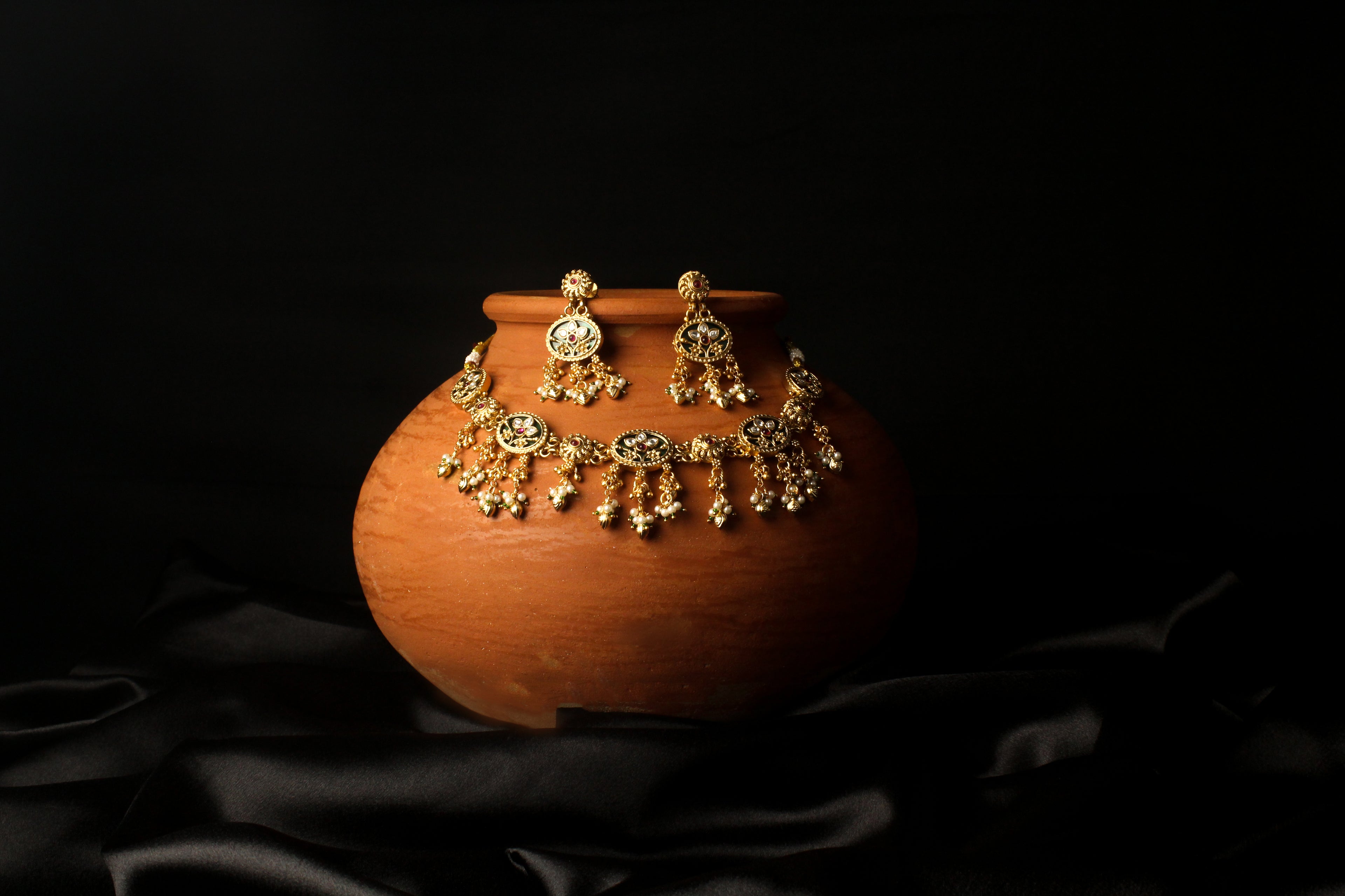 ANTIQUE FINISH HERITAGE CHOKER SET
