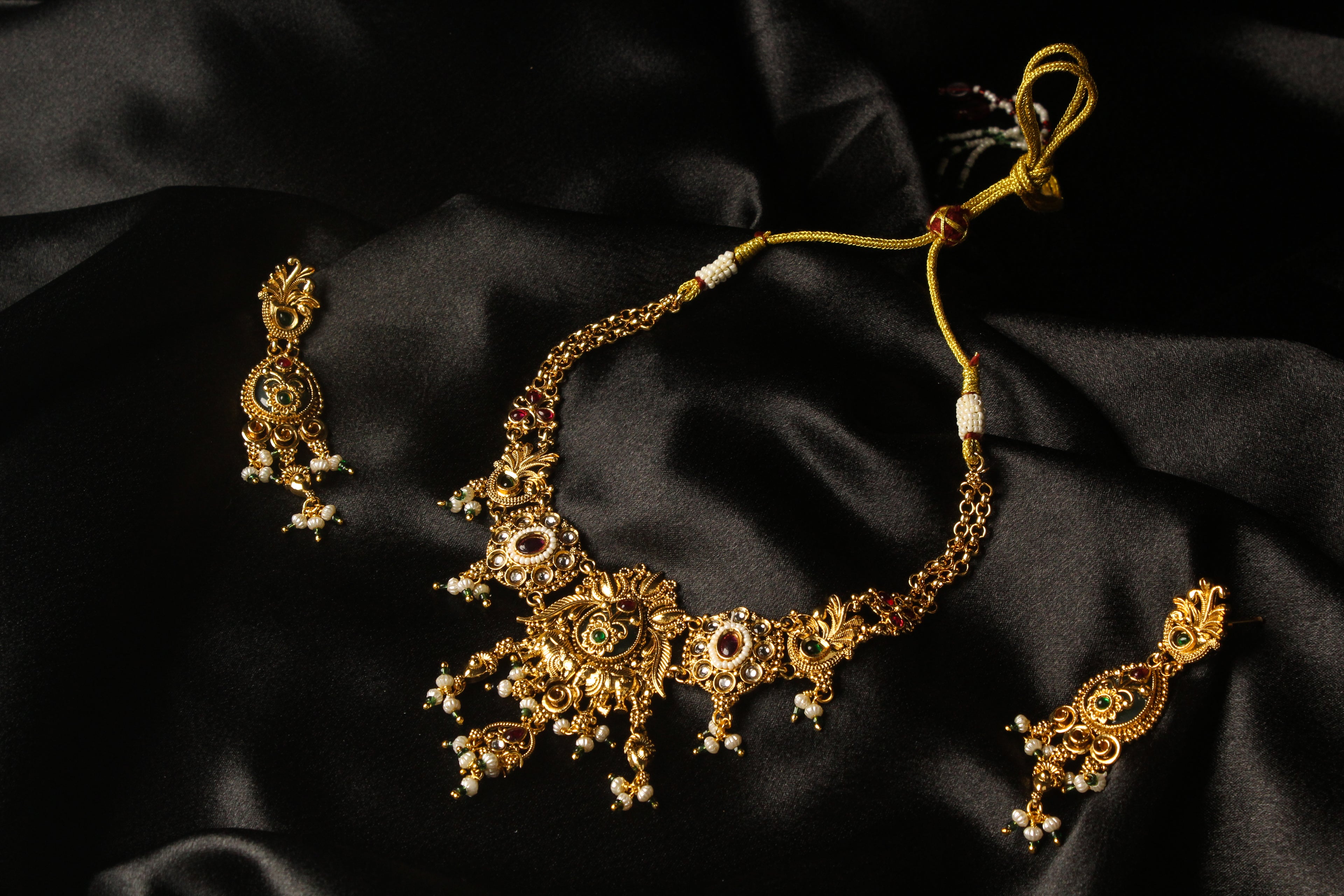 ELEGENT LOOKING HERITAGE CHOKER
