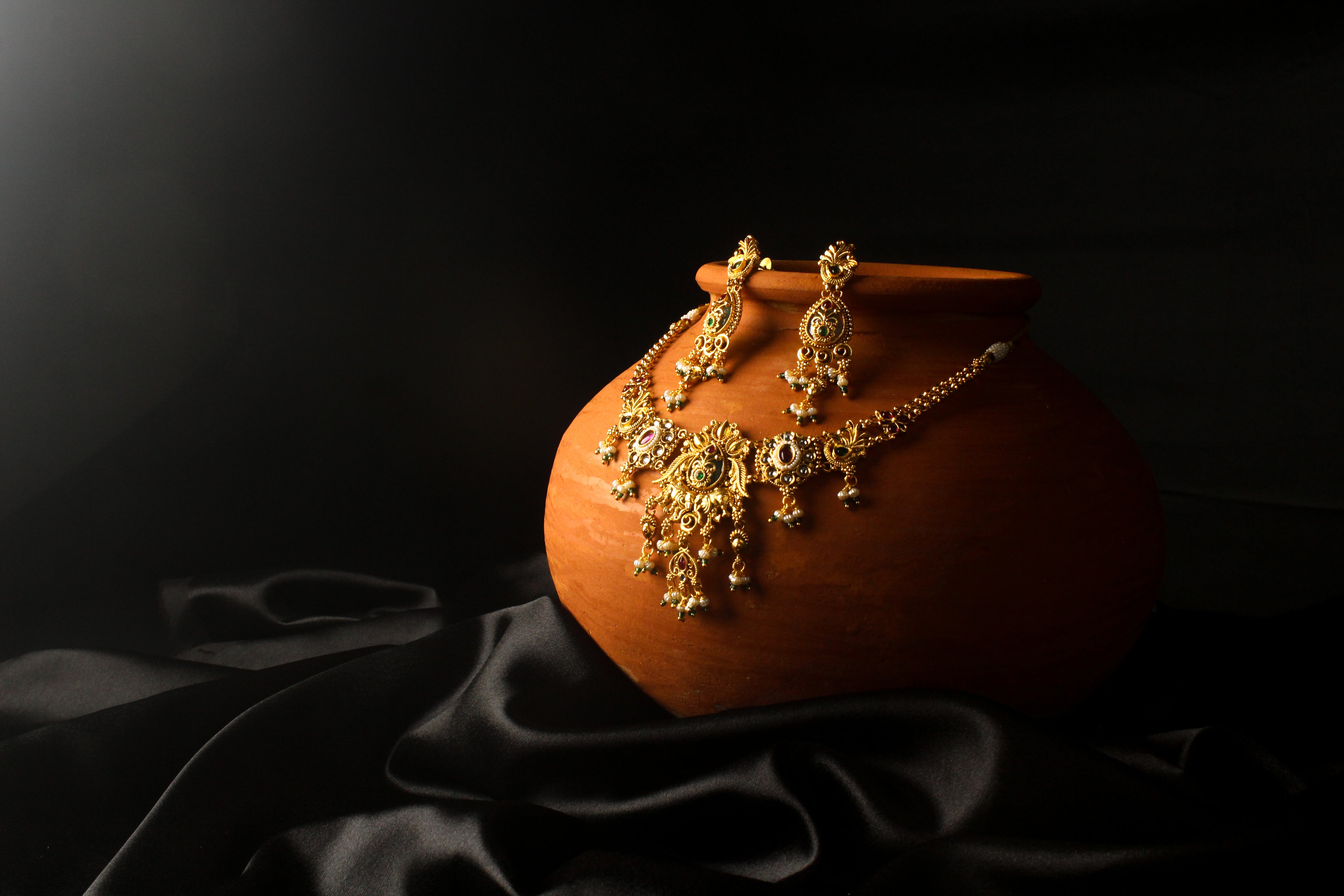 ELEGENT LOOKING HERITAGE CHOKER